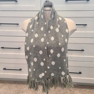 Bench  knitted scarf